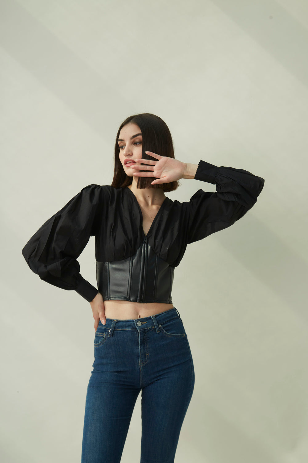 Victoria - Black - Image 1